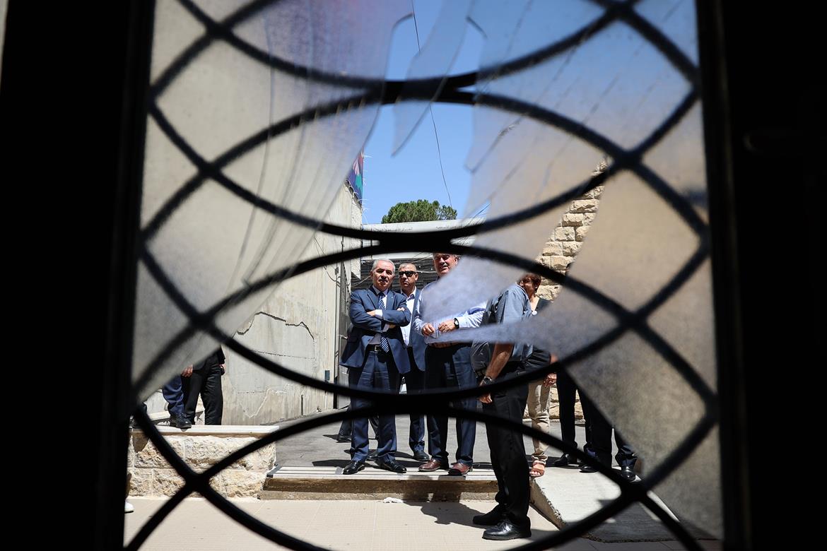 رئيس الوزراء محمد اشتية خلال تفقده آثار اعتداء الاحتلال على مجمع كنيسة القديس أندراوس في رام الله الذي يضم مكتب مؤسسة الحق